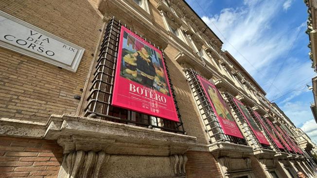 La exposición está en el Palacio Bonaparte, ubicado en pleno corazón de Roma, enfrente de la plaza Venecia.