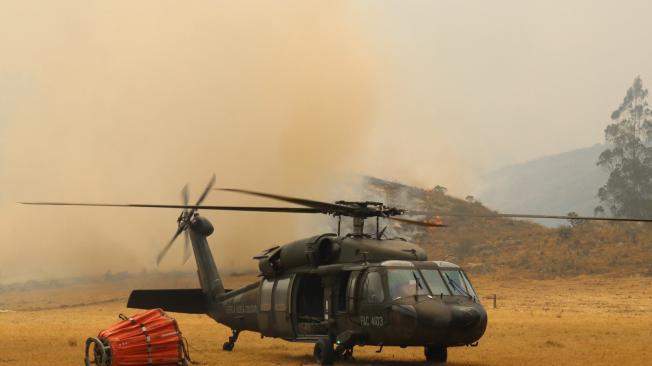 Un helicóptero UH-60 de la Fuerza Aérea Colombiana equipado con el sistema Bambi Bucket apoya  la extinción de incendios en  Bojacá, Cundinamarca.