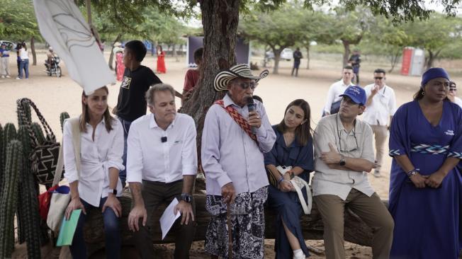 Hasta Manaure llegaron Laura Sarabia, directora del Dapre; Luis Carlos Sarmiento Gutiérrez, presidente de Aval; Juan Manuel Rojas, presidente de Promigas, Marta González, de Responsabilidad Social de Prisa, y María Consuelo Castro, gerente de Claro por Colombia