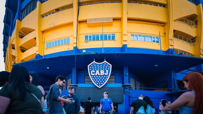 Aficionados de Boca visitan este viernes el estadio la Bombonera de Boca Juniors, en la previa de un nuevo superclásico del fútbol argentino, en Buenos Aires (Argentina). Boca Juniors y River Plate se enfrentan este sábado en una nueva edición del Superclásico del fútbol argentino, que marcará el regreso de Marcelo Gallardo como entrenador 'millonario' a La Bombonera y será clave para la continuidad de Diego Martínez en el banquillo del 'Xeneize'. EFE/Juan Ignacio Roncoroni