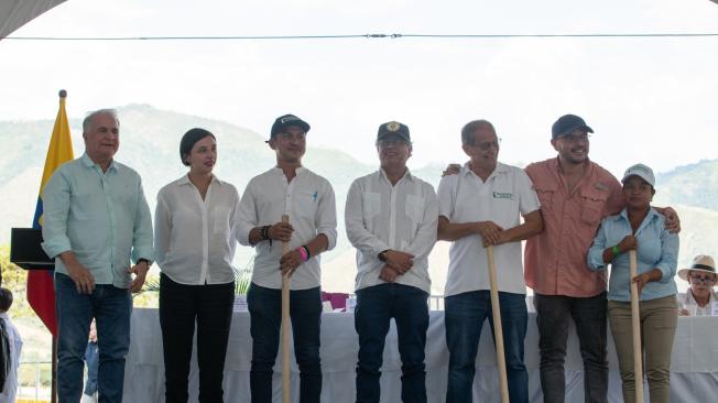 La ministra de Agricultura, Martha Carvajalino, y el presidente Gustavo Petro en la entrega de tierras a víctimas de El Quimbo.