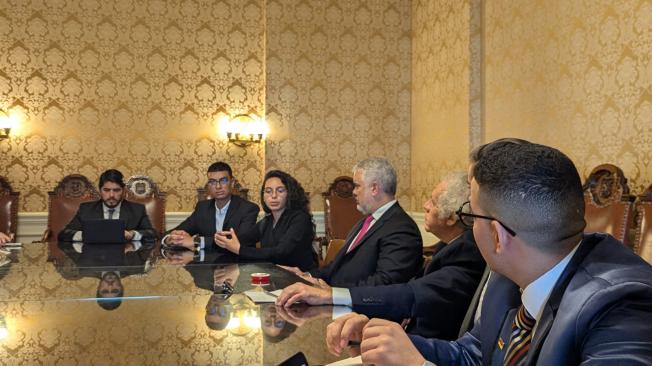 El expresidente Iván Duque, el secretario de la OEA, Luis Almagro, y los jóvenes de la Fundación I+D.