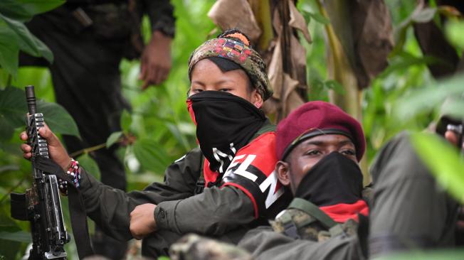 Rebeldes del Ejército de Liberación Nacional (
ELN) patrullan el río Baudó en la provincia de Chocó, Colombia, el 26 de octubre de 2023. En la selva que alberga al grupo guerrillero más poderoso de Colombia, la ley de las armas sigue reinando, a pesar de las negociaciones en curso con el gobierno. (Foto de Daniel Muñoz / AFP)