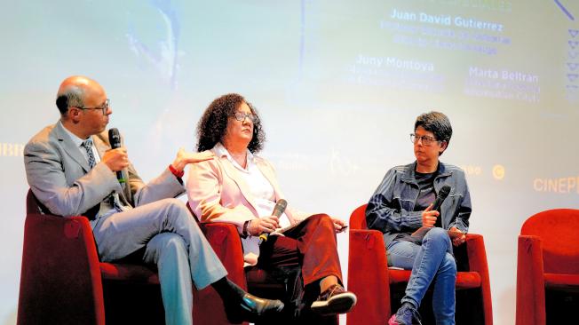 Juan David Gutiérrez (izquierda), Juny Montoya y Marta Beltrán durante el foro de la Universidad de los Andes.