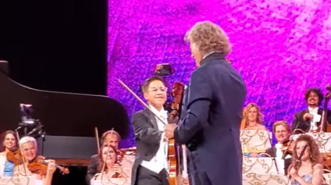 Daniel Sanabria, el joven flautista que se robó el show en los conciertos de la gira en Bogotá del violinista André Rieu