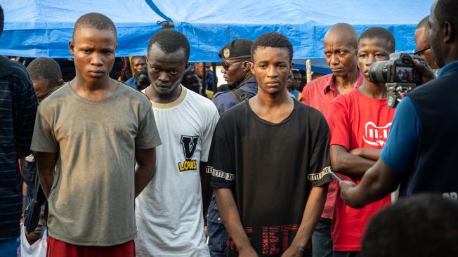 Reclusos esperando su liberación en la prisión de Makala, en Kinshasa.