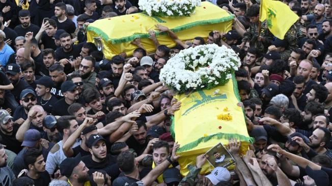 Funeral de dos de las personas que murieron en las explosiones del martes en Beirut, Líbano.