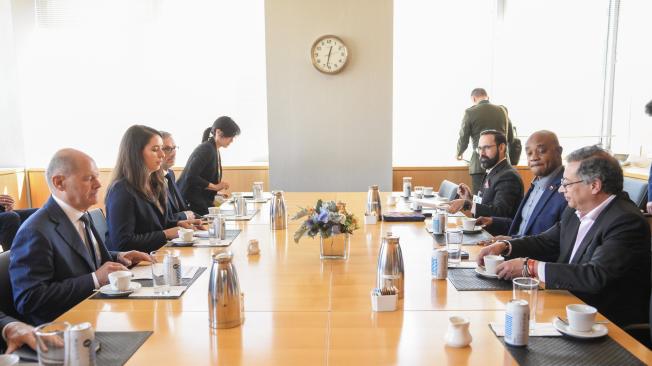 Las delegaciones colombiana y alemana en el encuentro bilateral entre el presidente Gustavo Petro y el canciller Olaf Scholz.