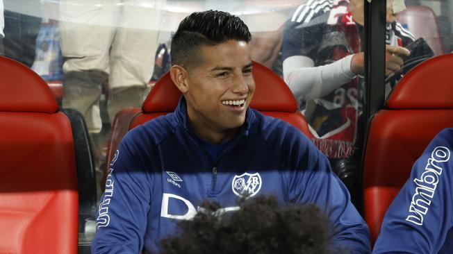 MADRID, 22/09/2024.- El centrocampista colombiano del Rayo Vallecano James Rodríguez, en el banquillo antes del partido de LaLiga EA Sports que enfrenta a su equipo contra el Atlético de Madrid en el Estadio de Vallecas en Madrid este domingo. EFE/ Kiko Huesca