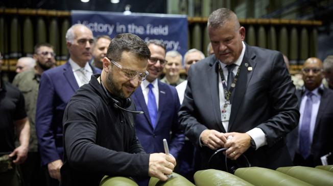 El presidente de Ucrania, Volodimir Zelenski, visita a la Planta de Municiones del Ejército de Scranton en Scranton, Pensilvania.