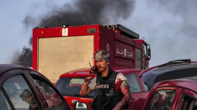 Camarógrafo de la AFP resultó herido en un bombardeo israelí en la localidad fronteriza de Alma al-Shaab con Israel, en el sur del Líbano.