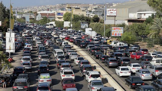 Ghazieh (Lebanon), 23/09/2024.- Lebanese people flee with their cars from southern Lebanon towards Sidon and Beirut, at Zahrani-Nabatieh road, in Ghazieh, southern Lebanon, 23 September 2024. Thousands of Lebanese fled southern Lebanon after the Israeli army issued an evacuation warning. The Israeli military announced on 23 September that it launched 'extensive' airstrikes on Hezbollah targets in Lebanon. Lebanese residents of villages in the Beqaa Valley 'who are inside or near houses where rockets and weapons are stored' have been warned to 'move away immediately! For your safety and protection', the statement added. According to Lebanon's Ministry of Health, at least 182 people have been killed and more than 720 others injured following continued Israeli airstrikes on southern Lebanese towns and villages since 23 September morning. (Líbano, Hizbulá/Hezbolá) EFE/EPA/STRINGER