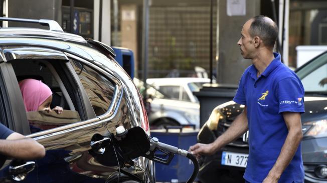 Beirut (Lebanon), 23/09/2024.- An employee holds a fuel pump nozzle to refuel a vehicle at a gas station in Beirut, Lebanon, 23 September 2024. Thousands of Lebanese fled southern Lebanon after the Israeli army issued an evacuation warning. The Israeli military announced on 23 September that it launched 'extensive' airstrikes on Hezbollah targets in Lebanon. Lebanese residents of villages in the Beqaa Valley 'who are inside or near houses where rockets and weapons are stored' have been warned to 'move away immediately! For your safety and protection', the statement added. According to Lebanon's Ministry of Health, at least 182 people have been killed and more than 720 others injured following continued Israeli airstrikes on southern Lebanese towns and villages since 23 September morning. (Líbano, Hizbulá/Hezbolá) EFE/EPA/WAEL HAMZEH