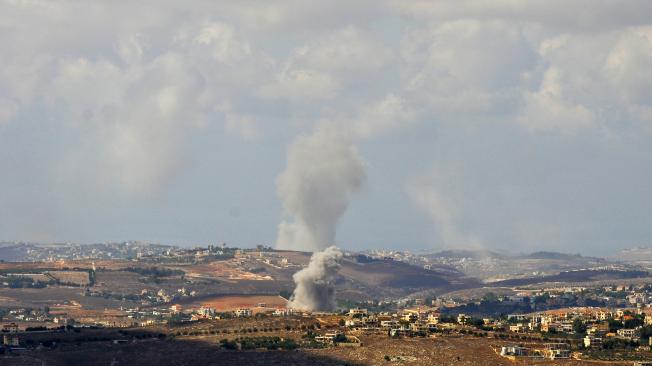 Marjeyoun (Lebanon), 23/09/2024.- Smoke billows from the site of Israeli airstrikes near Lebanese villages, as seen from Marjaayoun, southern Lebanon, 23 September 2024. According to the Lebanese National News Agency (NNA), Israeli aircraft have reportedly carried out a number of bombings on communities in the Marjayoun district in the Nabatieh Governorate of Lebanon, including Taybeh, Houla, Tallouseh, Kfarkela, Mays al-Jabal, Khiyam and Bani Hayan. The Israeli military urged civilians in areas where Hezbollah operates to leave, saying they launched 'extensive' airstrikes on Hezbollah targets in Lebanon on 23 September 2024. According to Lebanon's Ministry of Health, at least 182 people have been killed and more than 720 others injured following continued Israeli airstrikes on southern Lebanese towns and villages since 23 September morning. (Líbano, Hizbulá/Hezbolá) EFE/EPA/STRINGER