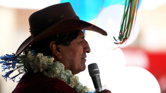 AME1449. CALAMARCA (BOLIVIA), 21/09/2024.- El expresidente Evo Morales, habla durante la quinta jornada de movilización rumbo a la ciudad de La Paz, este sábado, en la ciudad de Calamarca (Bolivia). El expresidente boliviano Evo Morales (2006-2019) lidera este sábado el quinto día de una movilización rumbo a La Paz para exigir su habilitación como candidato para las elecciones de 2025, y después de un desaire al gobernante Luis Arce que lo esperó anoche para dialogar. EFE/ Luis Gandarillas