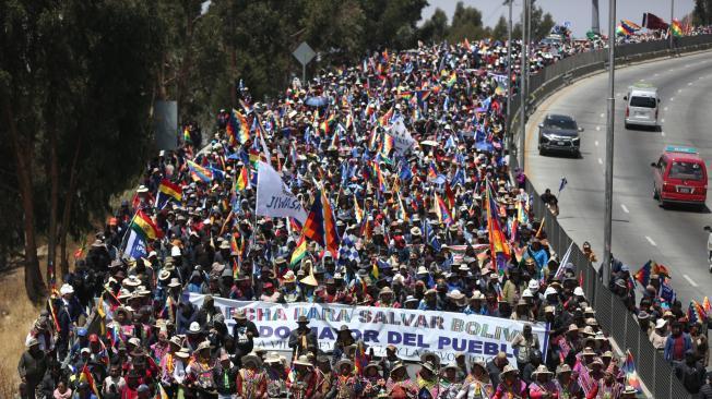 AME1751. LA PAZ (BOLIVIA), 23/09/2024.- Simpatizantes del expresidente de Bolivia (2006-2019) y líder oficialista, Evo Morales, participan en una marcha este lunes, a la entrada de La Paz (Bolivia). La marcha encabezada por Morales llegó a La Paz, después de que miles de sus seguidores se unieran a él en la ciudad de El Alto, para exigir que sea habilitado como candidato para las elecciones de 2025, a pesar de tener una prohibición constitucional. EFE/ Luis Gandarillas