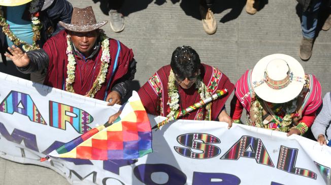 AME1760. LA PAZ (BOLIVIA), 23/09/2024.- El expresidente de Bolivia (2006-2019) y líder oficialista, Evo Morales (c), participa en una marcha con simpatizantes este lunes, a la entrada de La Paz (Bolivia). La marcha encabezada por Morales llegó a La Paz, después de que miles de sus seguidores se unieran a él en la ciudad de El Alto, para exigir que sea habilitado como candidato para las elecciones de 2025, a pesar de tener una prohibición constitucional. EFE/ Luis Gandarillas