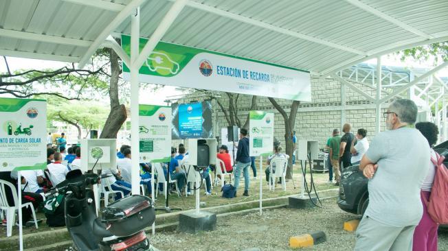 Motos y carros ahora podrán recargarse en la estación de gasolina eléctrica habilitada en el campus universitario.