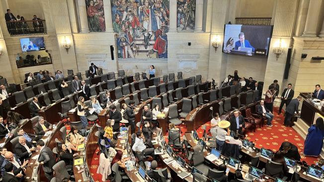 Curules vacías en la discusión de la reforma laboral en la Cámara.