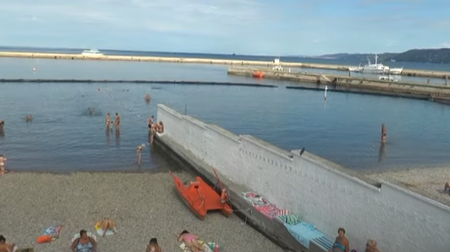 Muro en playa de Italia.