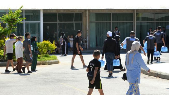 Familias que huyeron de sus hogares en el sur llegan a Trípoli, ciudad del norte de Líbano.