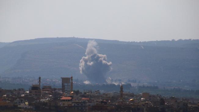 Una nube de humo tras un ataque israelí en la zona de el-Hosh, cerca de la ciudad portuaria de Tiro, en el sur de Líbano.