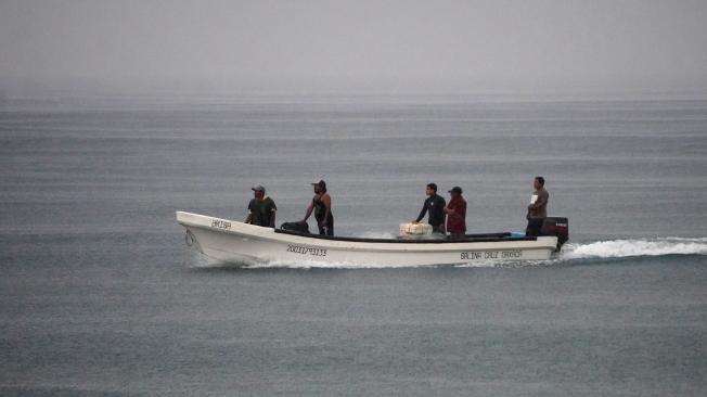 Pescadores regresan a la costa ante la llegada del huracán John en Salina Cruz, estado de Oaxaca, México.