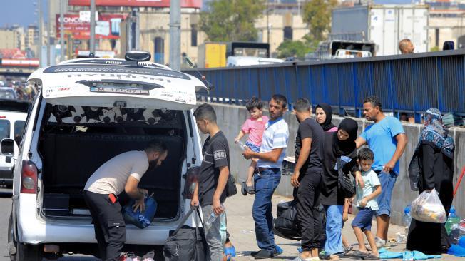 Decenas de libaneses huyeron del sur del país tras los ataques de Israel.