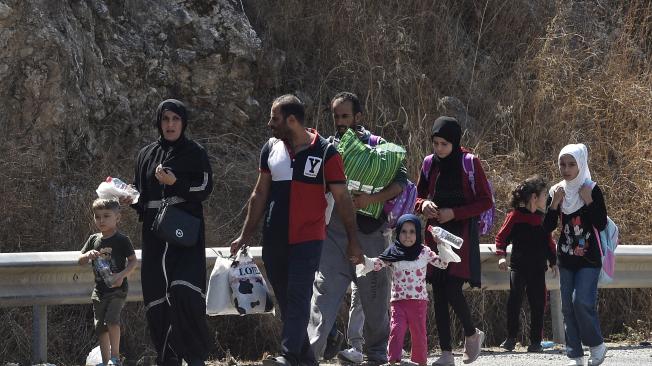 Beirut (Lebanon), 24/09/2024.- Lebanese people, who are fleeing southern Lebanon, walk with their belongings along the Damour highway towards Beirut, Lebanon, 24 September 2024. Thousands of people fled southern Lebanon after an evacuation warning by the Israeli army, which on 23 September announced that it had launched 'extensive' airstrikes on Hezbollah targets in the country. According to Lebanon's Ministry of Health, at least 558 people have been killed and more than 1,835 have been injured following continued airstrikes on southern Lebanese towns and villages. (Líbano, Hizbulá/Hezbolá) EFE/EPA/WAEL HAMZEH