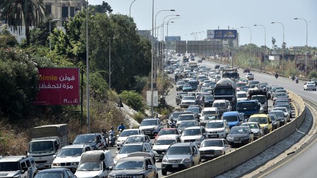 Beirut (Lebanon), 24/09/2024.- Lebanese people, who are fleeing southern Lebanon, travel on their cars along the Damour highway towards Beirut, Lebanon, 24 September 2024. Thousands of people fled southern Lebanon after an evacuation warning by the Israeli army, which on 23 September announced that it had launched 'extensive' airstrikes on Hezbollah targets in the country. According to Lebanon's Ministry of Health, at least 558 people have been killed and more than 1,835 have been injured following continued airstrikes on southern Lebanese towns and villages. (Líbano, Hizbulá/Hezbolá) EFE/EPA/WAEL HAMZEH