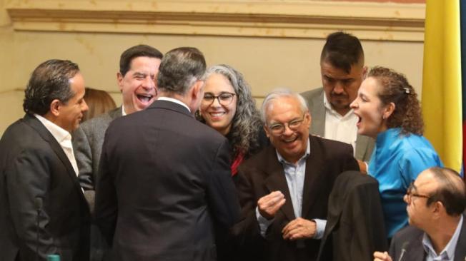 Senadores Efraín Cepeda, Alexander López y María José Pizarro, acompañados de los ministros Juan Fernando Cristo y Ricardo Bonilla, en Comisiones económica conjuntas de Senado y Cámara, en el salón elíptico del Congreso, en el debate sobre presupuesto nacional del 2025.