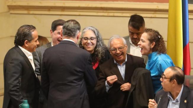 Senadores Efraín Cepeda, Alexander López y María José Pizarro, acompañados de los ministros Juan Fernando Cristo y Ricardo Bonilla, en Comisiones económica conjuntas de Senado y Cámara, en el salón elíptico del Congreso, en el debate sobre presupuesto nacional del 2025.