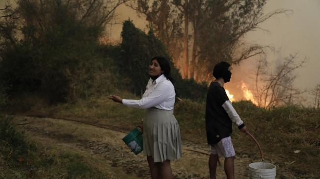 Varios incendios forestales simultáneos tiñen con un espeso humo a la capital de Ecuador.