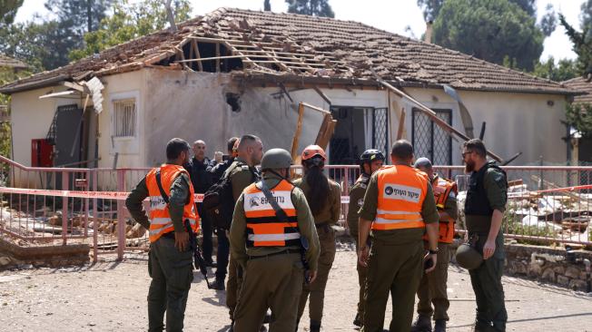 Equipos de emergencia israelíes llegan al lugar de un ataque con cohetes, disparados desde Líbano, en la ciudad de Safed.