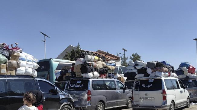 Frontera de Siria 25/09/2024.- Desplazados libaneses que huyen de los bombardeos esperan en la frontera con Siria el pasado martes. El Ejército de Israel dijo este miércoles haber atacado desde la madrugada más de un centenar de "objetivos" del grupo político y paramilitar Hizbulá en el Líbano, donde ya se superan los 550 muertos desde que el lunes comenzara una campaña de bombardeos israelíes sin precedentes contra el Líbano.EFE/ ACNUR - SOLO USO EDITORIAL/SOLO DISPONIBLE PARA ILUSTRAR LA NOTICIA QUE ACOMPAÑA (CRÉDITO OBLIGATORIO) -