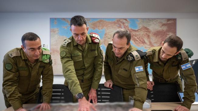 El jefe del Estado Mayor israelí, Herzi Halevi, aprobando los ataques desde la base militar de Kirya, en Tel Aviv.