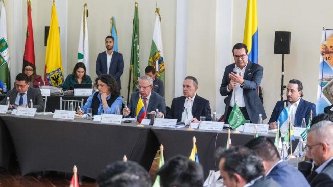 Mesa de trabajo entre gobernadores y congresistas.