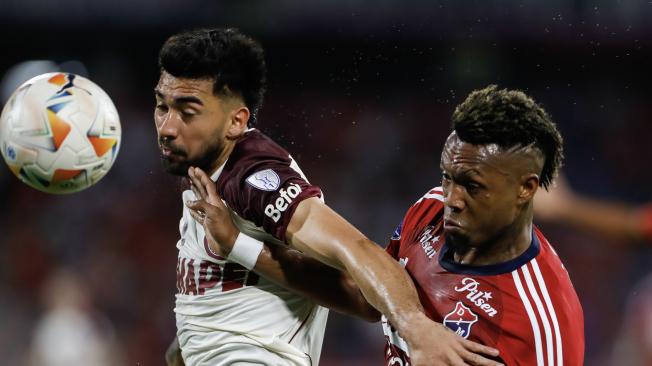 Leyser Chaverra Rentería (d) de Medellín disputa un balón con Marcelino Moreno de Lanús este miércoles, en el partido de vuelta de cuartos de final de la Copa Sudamericana entre Deportivo Independiente Medellín (DIM) y Lanús en el estadio Atanasio Girardot en Medellín (Colombia). EFE/ Luis Eduardo Noriega Arboleda