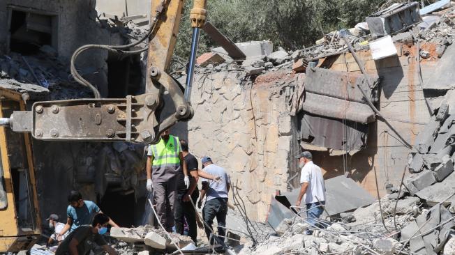 Destrucción en una zona atacada por la aviación israelí en el-Karak, en el valle libanés de la Bekaa.