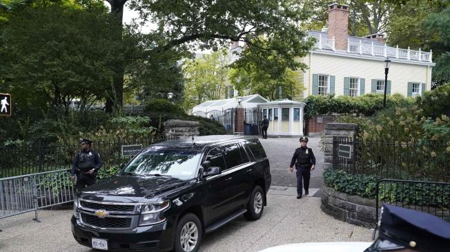 Momento en el que agentes federales acuden a la casa el alcalde de Nueva York, Eric Adams.