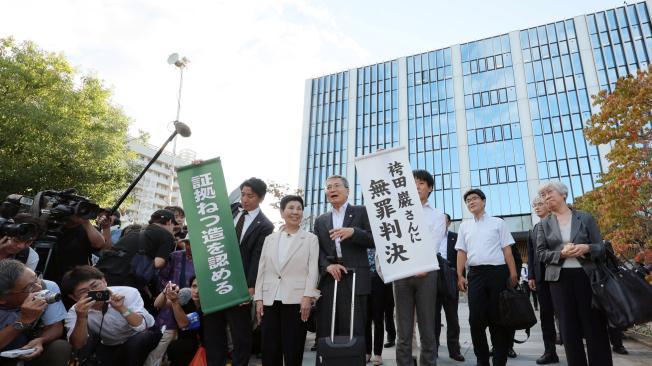 Shizuoka (Japan), 25/09/2024.- Iwao Hakamada'Äôs elder sister Hideko (C) smiles as a supporter holds up a sign (R) reading 'Iwao Hakamada acquitted of all charges' after the retrial before the Shizuoka District Court in Shizuoka, Japan, 26 September 2024. On 26 September 2024, the Shizuoka District Court acquitted Iwao Hakamada, 88, who was convicted of murder and sentenced to death for the 1966 murder of four persons. The acquittal came 58 years after the crime occurred and nearly 44 years after the death penalty was confirmed. (Japón) EFE/EPA/JIJI PRESS JAPAN OUT EDITORIAL USE ONLY/