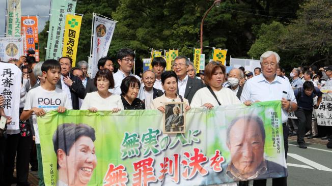 Shizuoka (Japan), 25/09/2024.- Iwao Hakamada's elder sister Hideko (front row, 3-R) and supporters arrive at the Shizuoka District Court to hear the retrial of Iwao Hakamada, in Shizuoka, Japan, 26 September 2024. On 26 September 2024, the Shizuoka District Court acquitted Iwao Hakamada, 88, who was convicted of murder and sentenced to death for the 1966 murder of four persons. The acquittal came 58 years after the crime occurred and nearly 44 years after the death penalty was confirmed. (Japón) EFE/EPA/JIJI PRESS JAPAN OUT EDITORIAL USE ONLY/