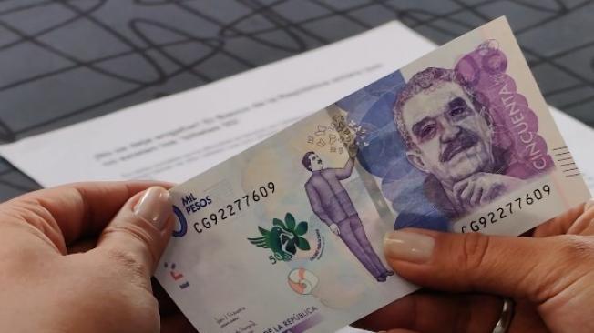 Debe tocar la esquina izquierda del billete.