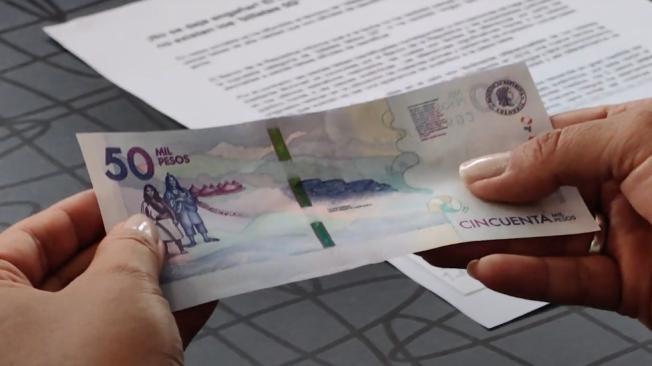 Cinta de seguridad que está en el reverso del billete.