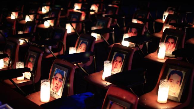 Fotografía de sillas con veladoras y fotos de los 43 desaparecidos, al interior la escuela normal rural de Ayotzinapa 'Raul Isidro Burgos', el 22 de septiembre de 2024.