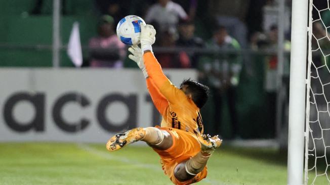 Luis Morán portero de Antigua GFC detiene un penalti a Ariel Rodríguez de Saprissa este martes, en un partido de los cuartos de final de la Copa Centroamericana de Concacaf, en el estadio Pensativo en Antigua (Guatemala). EFE/ Fernando Ruiz