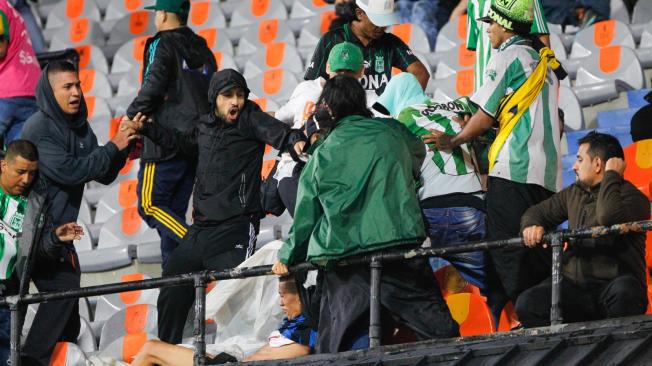 Enfrentamiento entre hinchas de Nacional y Junior.