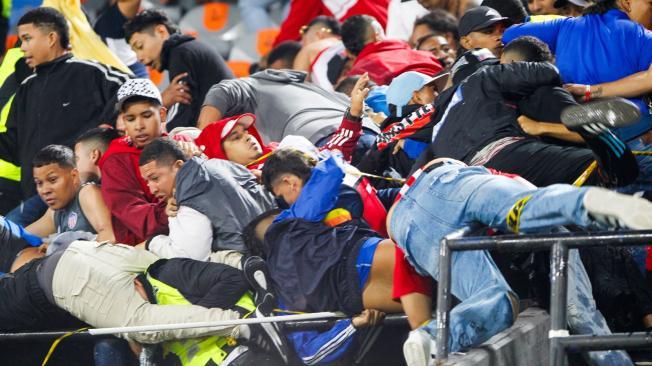 Pelea de barras de Nacional y Junior en el Atanasio Girardot.