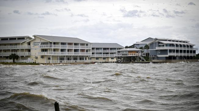 Las olas chocan contra la costa antes de la llegada del huracán Helene en Cedar Key, Florida.