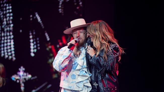 Kany García y Nampa Básico interpretando 'Duelo' en el Movistar Arena.